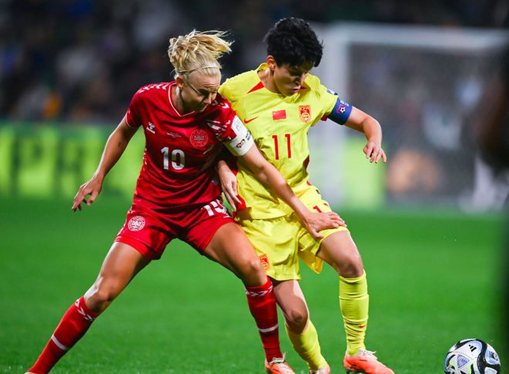 开云官方入口-女子踢球赛事对决激烈，出色表现 