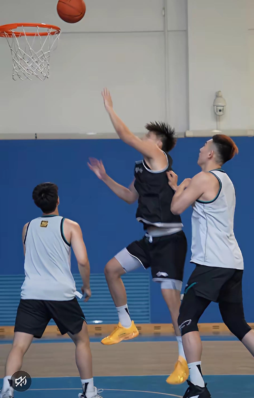 怎样才能提高球队的成绩呢?俗话说 在讨论会上